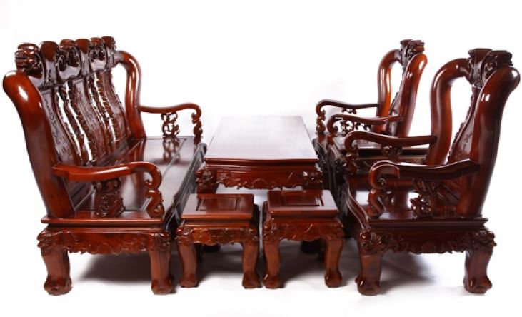 Bàn ghế gỗ tự nhiên với hoa văn thủ công tinh tế và sang trọng